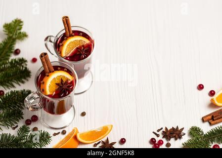 VIN brulé in bicchieri su sfondo bianco con spazio per la copia del testo Foto Stock