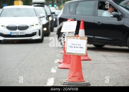 Hertford, Regno Unito. 25 settembre 2021. Carenze di carburante nel Regno Unito. Lunghe code che si formano all'esterno di un distributore di benzina (esso) a Hertford. Andrew Steven Graham/Alamy Live News Foto Stock