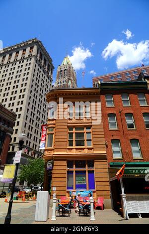 The Water Street Tavern at 102 Water St, in cima alla Bank of America art deco grattacielo in background, Baltimora, Maryland, USA Foto Stock