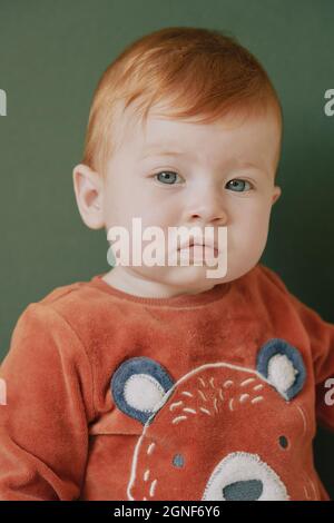 Una bambina dai capelli rossi di sette mesi Foto Stock