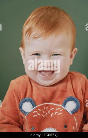 Una bambina dai capelli rossi di sette mesi Foto Stock