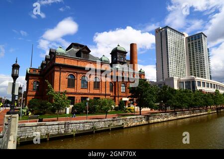 Eastern Avenue Sewage Pumping Station, Baltimore Marriott Waterfront hotel dietro, Harbour East / Inner Harbor, Baltimora, Maryland, USA Foto Stock