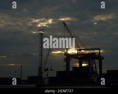 vista al tramonto dal porto di tanjung priok, giacarta Foto Stock