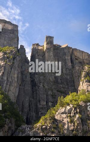 preikestolen visto dal basso durante una crociera sul fiordo di Lysefjord in Norvegia Foto Stock