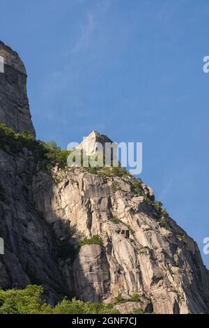 preikestolen visto dal basso durante una crociera sul fiordo di Lysefjord in Norvegia Foto Stock