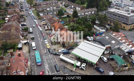 25/9/2021 Waltham Abbey, Essex: Gli automobilisti disperati per il carburante formano una coda dietro una petroliera mentre alimenta il garage BP. Foto Stock