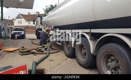 25/9/2021 Waltham Abbey, Essex: Gli automobilisti disperati per il carburante formano una coda dietro una petroliera mentre alimenta il garage BP. Foto Stock