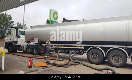 25/9/2021 Waltham Abbey, Essex: Gli automobilisti disperati per il carburante formano una coda dietro una petroliera mentre alimenta il garage BP Foto Stock