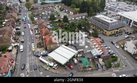 25/9/2021 Waltham Abbey, Essex: Gli automobilisti disperati per il carburante formano una coda dietro una petroliera mentre alimenta il garage BP Foto Stock