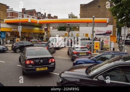 Londra, Regno Unito. 25 settembre 2021. Acquisto di panico in un distributore di benzina Shell di Islington. Molte stazioni hanno esaurito la benzina a causa di una carenza di conducenti di HGV, a causa della Brexit. Credit: Vuk Valcic / Alamy Live News Foto Stock