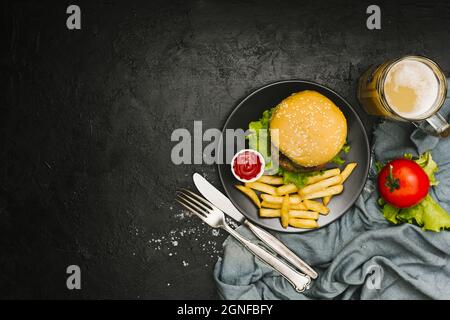 hamburger e patatine sul piatto con copyspace. Alta qualità e risoluzione bellissimo concetto di foto Foto Stock