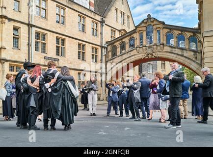 Un gruppo di studenti laureati provenienti dall'università di Oxford in Inghilterra si trova al di fuori dell'università di Hertford dopo la cerimonia di premiazione del diploma, settembre 2021. Foto Stock