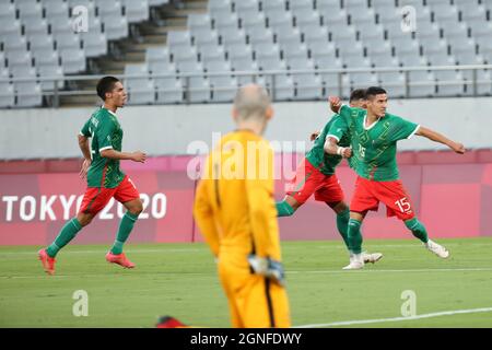 22 LUGLIO 2021 - TOKYO, GIAPPONE: Uriel ANTUNA del Messico spara e segna il terzo gol della sua squadra contro la Francia allo Stadio di Tokyo durante il Tokyo 2020 Foto Stock