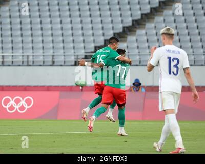 22 LUGLIO 2021 - TOKYO, GIAPPONE: Uriel ANTUNA del Messico spara e segna il terzo gol della sua squadra contro la Francia allo Stadio di Tokyo durante il Tokyo 2020 Foto Stock