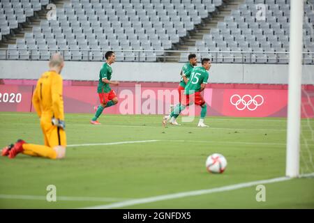 22 LUGLIO 2021 - TOKYO, GIAPPONE: Uriel ANTUNA del Messico spara e segna il terzo gol della sua squadra contro la Francia allo Stadio di Tokyo durante il Tokyo 2020 Foto Stock