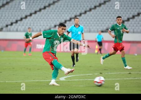 22 LUGLIO 2021 - TOKYO, GIAPPONE: Uriel ANTUNA del Messico spara e segna il terzo gol della sua squadra contro la Francia allo Stadio di Tokyo durante il Tokyo 2020 Foto Stock
