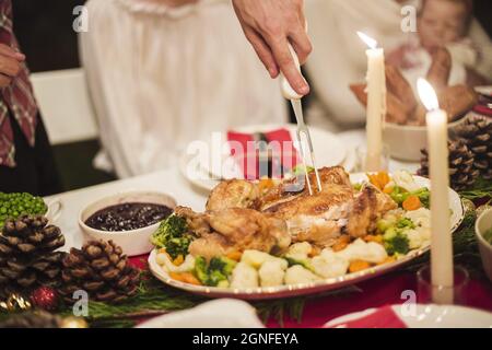 tacchino mano con forchetta tavolo di natale. Alta qualità e risoluzione bellissimo concetto di foto Foto Stock