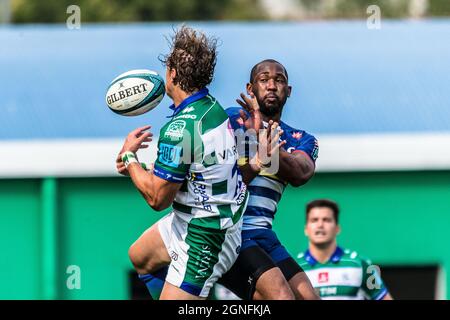 Treviso, Italia. 25 Settembre 2021. Sergeal Petersen (DHL Stormers) e Andries Coetzee (Benetton Treviso) durante Benetton Rugby vs DHL Stormers, United Rugby Championship match a Treviso, Italia, settembre 25 2021 Credit: Independent Photo Agency/Alamy Live News Foto Stock