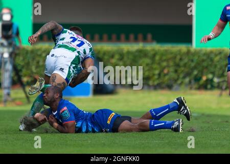Treviso, Italia. 25 Settembre 2021. Monty Ioane (Benetton Treviso) e Sergeal Petersen (DHL Stormers) durante Benetton Rugby vs DHL Stormers, United Rugby Championship match a Treviso, Italia, settembre 25 2021 Credit: Independent Photo Agency/Alamy Live News Foto Stock