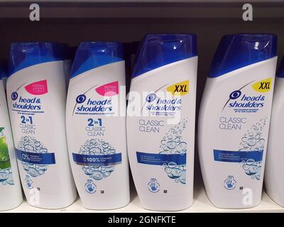 Llanelli, Galles, UK, July6, 2021 : prodotto shampoo testa e spalle su una vetrina presso il B & M (B&M) punto vendita a prezzi scontati a Pember Foto Stock