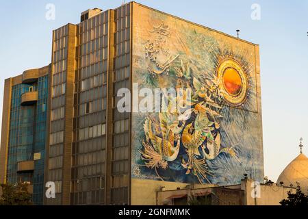 IRAN. TEHERAN. AFFRESCHI IMMENSI CHE CELEBRANO L'AVVENTO DELL'ISLAM. LA NATURA E GLI ANIMALI SONO ALLA BASE DI QUESTA CELEBRAZIONE Foto Stock