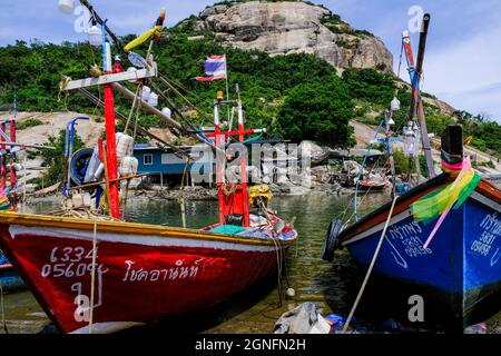 Due colorate barche da pesca thailandesi sono ormeggiate in acqua al villaggio di pescatori di Khao Takiab vicino a Hua Hin, Thailandia. Foto Stock