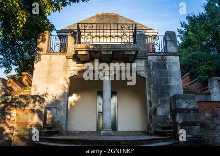 Hampstead Pergola e Hill Gardens, una stravagante costruzione edoardiana, una passerella sopraelevata, coltivata a viti, acquistata nel 1904 da Lord Leverhulm Foto Stock