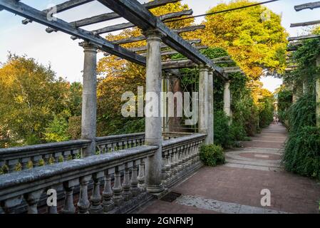 Hampstead Pergola e Hill Gardens, una stravagante costruzione edoardiana, una passerella sopraelevata, coltivata a viti, acquistata nel 1904 da Lord Leverhulm Foto Stock