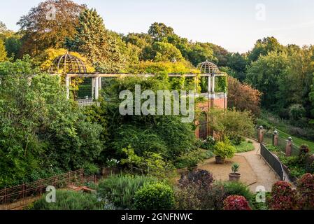 Hampstead Pergola e Hill Gardens, una stravagante costruzione edoardiana, una passerella sopraelevata, coltivata a viti, acquistata nel 1904 da Lord Leverhulm Foto Stock