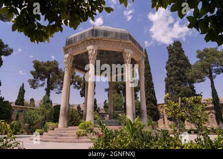 IRAN. SHIRAZ. TOMBA DI HAFEZ IN MEMORIA DEL CELEBRE POETA PERSIANO. Foto Stock