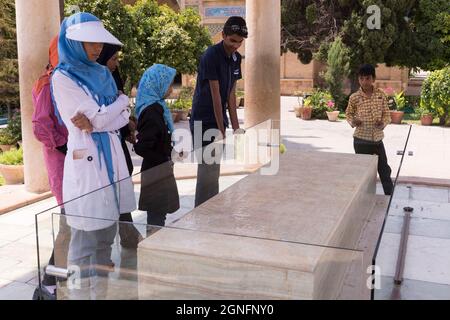 IRAN. SHIRAZ. TOMBA DI HAFEZ IN MEMORIA DEL CELEBRE POETA PERSIANO. Foto Stock