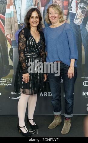 Amburgo, Germania. 25 Settembre 2021. Le attrici Meriam Abbas (l) e Anna Böttcher appaiono sul tappeto rosso alla prima del film "Die Pfefferkörner und der Schatz der Tiefsee" al Cinemaxx di Amburgo. Credit: Axel Heimken/dpa/Alamy Live News Foto Stock