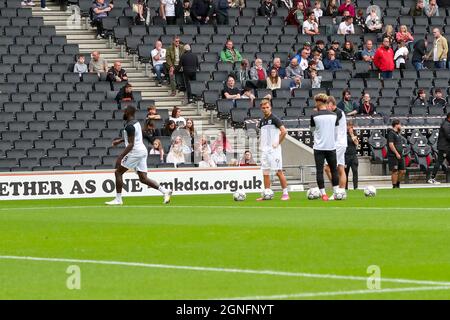 Milton Keynes, Regno Unito. 25 settembre 2021. I giocatori di Milton Keynes Dons si riscaldano prima della partita della Sky Bet League One tra MK Dons e Wycombe Wanderers allo Stadio MK di Milton Keynes sabato 25 settembre 2021. (Credit: John Cripps | MI News) Credit: MI News & Sport /Alamy Live News Foto Stock