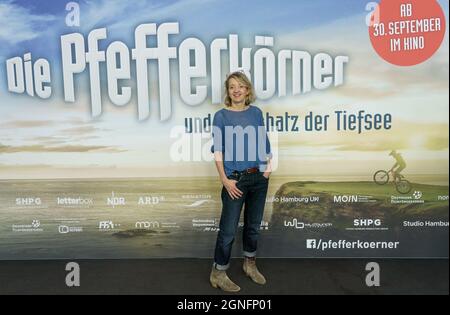 Amburgo, Germania. 25 Settembre 2021. L'attrice Anna Böttcher appare sul tappeto rosso alla prima del film "Die Pfefferkörner und der Schatz der Tiefsee" al Cinemaxx di Amburgo. Credit: Axel Heimken/dpa/Alamy Live News Foto Stock