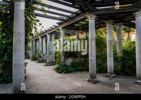 Hampstead Pergola e Hill Gardens, una stravagante costruzione edoardiana, una passerella sopraelevata, coltivata a viti, acquistata nel 1904 da Lord Leverhulm Foto Stock