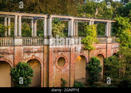 Hampstead Pergola e Hill Gardens, una stravagante costruzione edoardiana, una passerella sopraelevata, coltivata a viti, acquistata nel 1904 da Lord Leverhulm Foto Stock