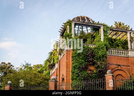 Hampstead Pergola e Hill Gardens, una stravagante costruzione edoardiana, una passerella sopraelevata, coltivata a viti, acquistata nel 1904 da Lord Leverhulm Foto Stock