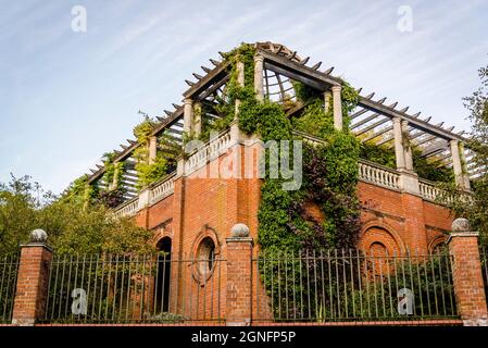 Hampstead Pergola e Hill Gardens, una stravagante costruzione edoardiana, una passerella sopraelevata, coltivata a viti, acquistata nel 1904 da Lord Leverhulm Foto Stock