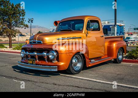 Reno, NV - 4 agosto 2021: 1951 Ford F1 pick-up furgone ad una mostra locale auto. Foto Stock