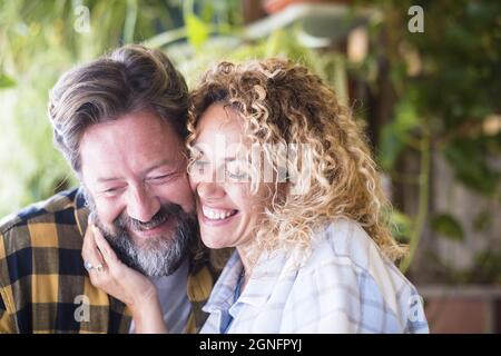 Felice coppia romantica sorridente e abbracciandosi con amore. Primo piano di una coppia romantica che trascorre del tempo libero all'aperto. Buona coppia godendo thei Foto Stock