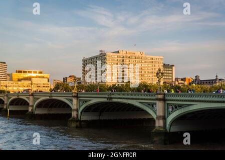 Westminster Bridge e St Thomas' Hospital, un grande ospedale didattico NHS, Londra, Inghilterra, Regno Unito Foto Stock