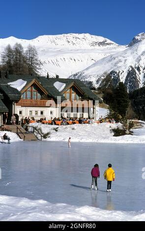 SVIZZERA, CANTONE DI GRAUBUNDEN, ZONA OBER ENGADIN, STAZIONE SCIISTICA DI SAINT MORITZ, IN PRIMO PIANO IL LAGO DI GHIACCIO E LA PISTA DI PATTINAGGIO NATURALE Foto Stock