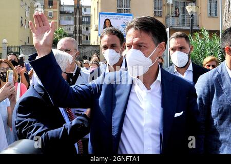 Giuseppe Conte presidente del movimento 5 Stelle, durante una visita al mercato Canzanella di Fuorigrotta (NA) per sostenere il candidato al sindaco Gaetano Manfredi. Napoli, Italia, 25 settembre 2021. (Foto di Vicnenzo Izzo/Sipa USA) Foto Stock