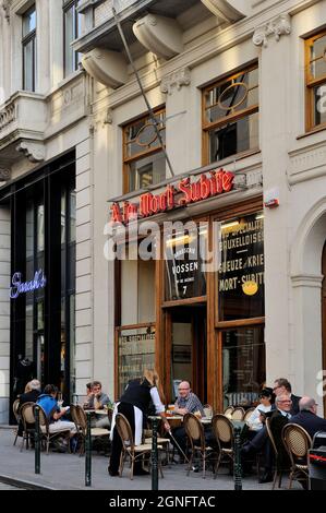 BELGIO, CITTÀ DI BRUXELLES, DISTRETTO DEL CENTRO CHIAMATO PENTAGONO, UN BAR LA MORT SUBITE SU MONTAGNE AUX HERBES STREET Foto Stock