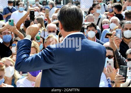 Bagnoli, Italia. 25 Settembre 2021. Giuseppe Conte presidente del movimento 5 Stelle, durante una visita ad ex Campetto bruciato a Bagnoli (NA) per sostenere il candidato al sindaco Gaetano Manfredi. Napoli, Italia, 25 settembre 2021. (Foto di Vicnenzo Izzo/Sipa USA) Credit: Sipa USA/Alamy Live News Foto Stock