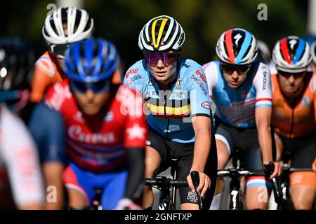 Il belga Lotte Kopecky è stato raffigurato in azione durante la gara su strada delle donne d'élite nella settima giornata dei Campionati del mondo UCI Road Cycling Fiandre 2021 Foto Stock