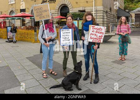 Falmouth, Cornovaglia, Regno Unito. 25 Settembre 2021. Una dimostrazione a Falmouth protestando contro la grave mancanza di alloggi disponibili in Cornovaglia. Gordon Scammell/Alamy Live News. Foto Stock