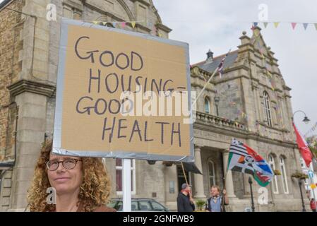 Falmouth, Cornovaglia, Regno Unito. 25 Settembre 2021. Una dimostrazione a Falmouth protestando contro la grave mancanza di alloggi disponibili in Cornovaglia. Gordon Scammell/Alamy Live News. Foto Stock
