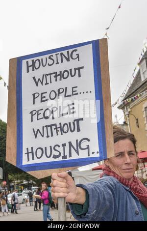 Falmouth, Cornovaglia, Regno Unito. 25 Settembre 2021. Una dimostrazione a Falmouth protestando contro la grave mancanza di alloggi disponibili in Cornovaglia. Gordon Scammell/Alamy Live News. Foto Stock