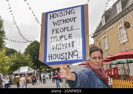 Falmouth, Cornovaglia, Regno Unito. 25 Settembre 2021. Una dimostrazione a Falmouth protestando contro la grave mancanza di alloggi disponibili in Cornovaglia. Gordon Scammell/Alamy Live News. Foto Stock